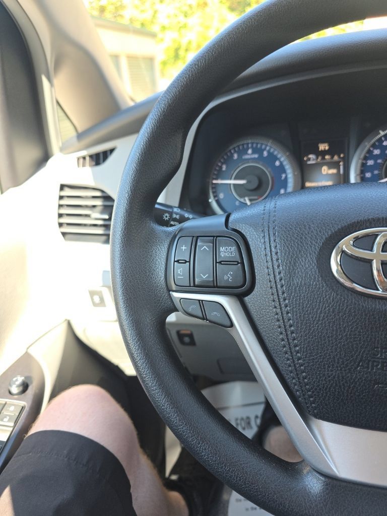 Certified 2018 Toyota Sienna LE FWD image 22