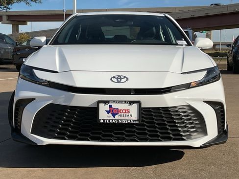 Used 2025 Toyota Camry SE image 3