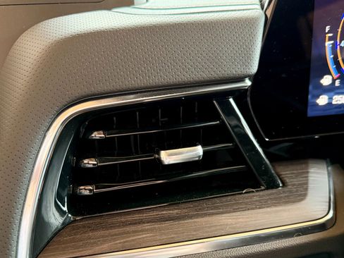 Used 2025 Chevrolet Suburban Premier image 13