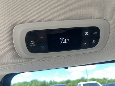 Used 2023 Chrysler Pacifica Touring-L FWD image 2