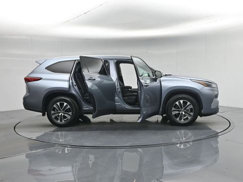 Used 2021 Toyota Highlander XLE FWD image 5