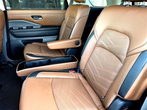 Used 2023 Nissan Pathfinder Platinum image 28