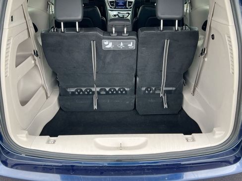 Used 2018 Chrysler Pacifica Touring-L Plus FWD image 34