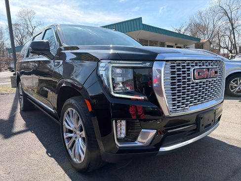 Used 2021 GMC Yukon XL Denali w/ Denali Premium Package image 3