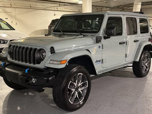 Used 2024 Jeep Wrangler Unlimited w/ Convenience Group AWD/4WD image 2