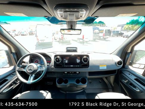 Used 2025 Mercedes-Benz Sprinter 2500 image 9