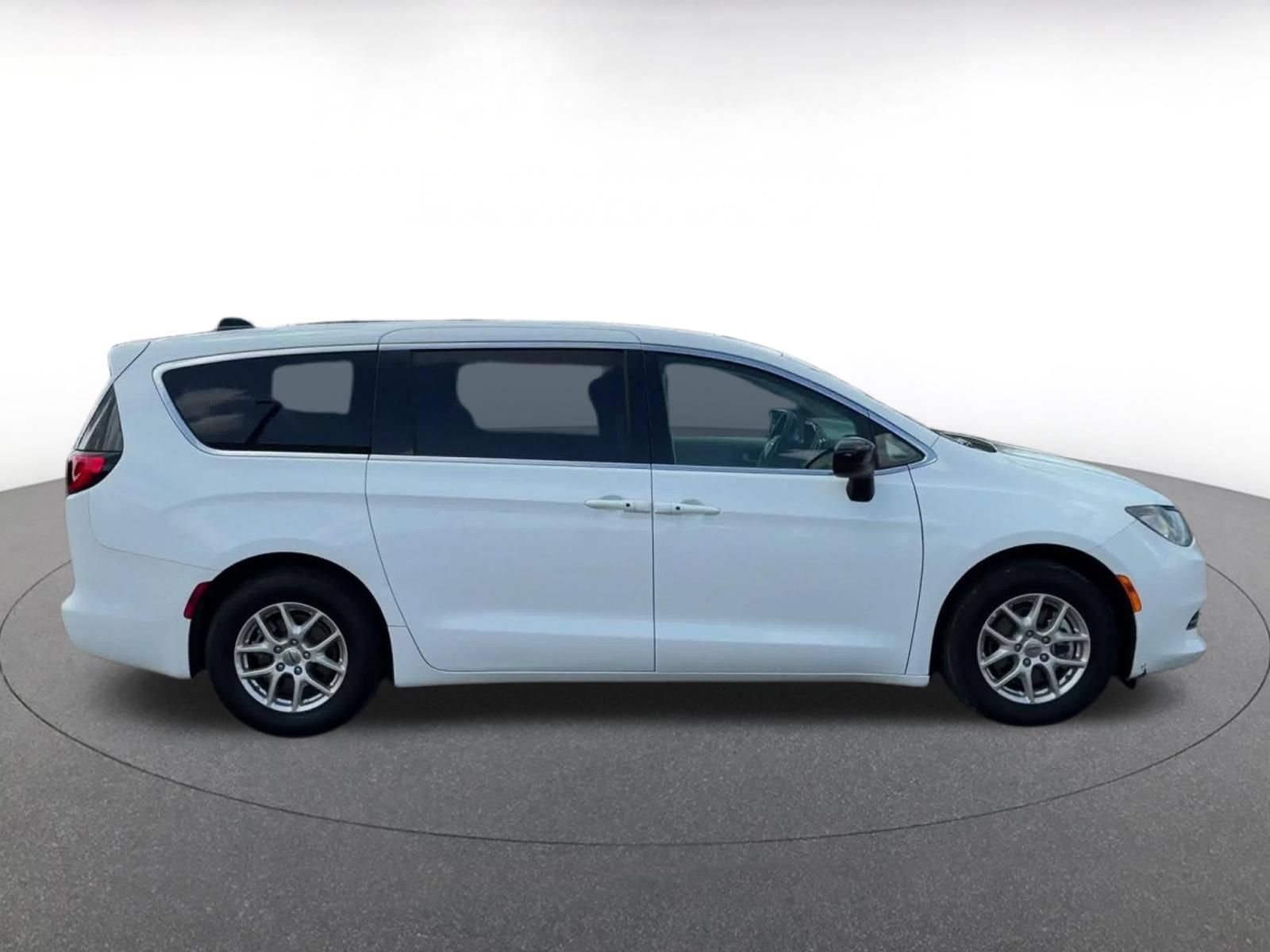 Used 2024 Chrysler Voyager LX FWD image 15