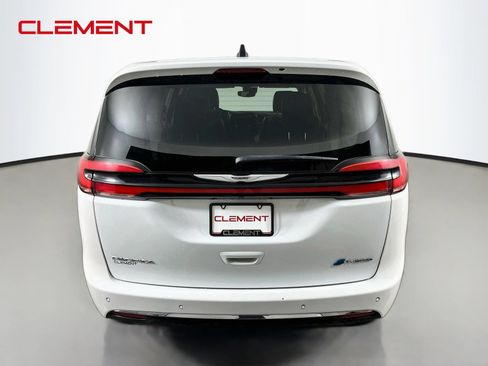 Used 2023 Chrysler Pacifica Touring-L FWD image 8