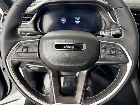 Used 2025 Jeep Grand Cherokee Limited image 17