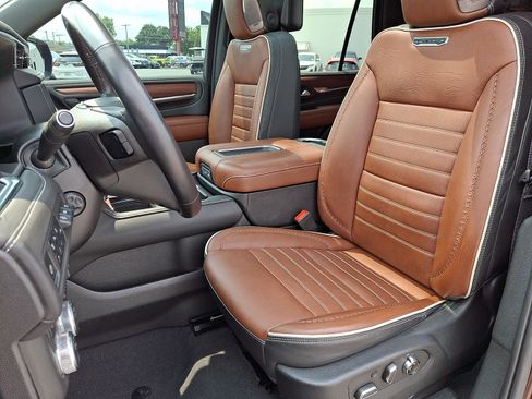 Used 2023 GMC Yukon Denali Ultimate AWD/4WD image 13