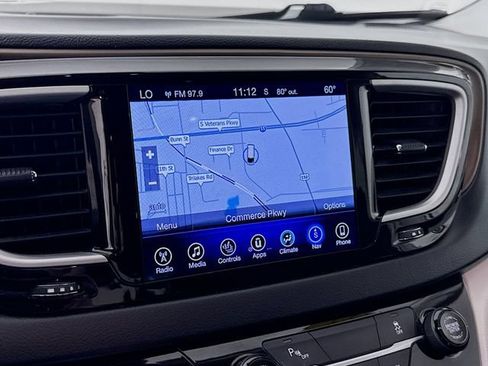 Used 2017 Chrysler Pacifica Touring-L FWD image 13