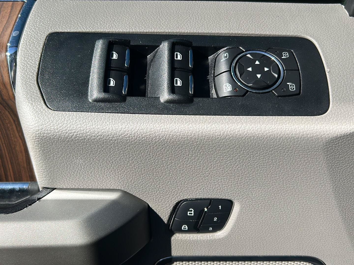 Used 2017 Ford F150 Lariat w/ Equipment Group 502A Luxury AWD/4WD image 9