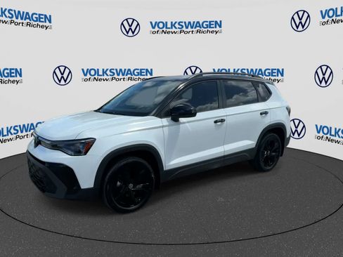 Used 2025 Volkswagen Taos SE FWD image 4