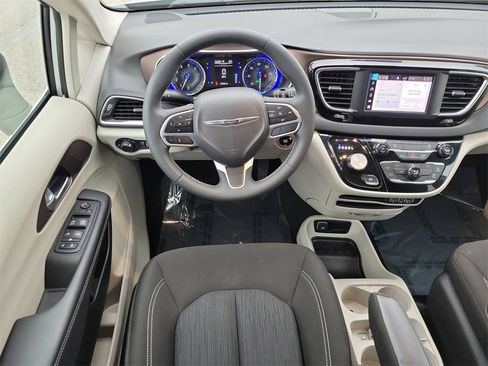 Used 2024 Chrysler Voyager LX image 12