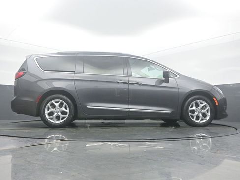Used 2018 Chrysler Pacifica Touring-L Plus w/ Tire & Wheel Group image 52