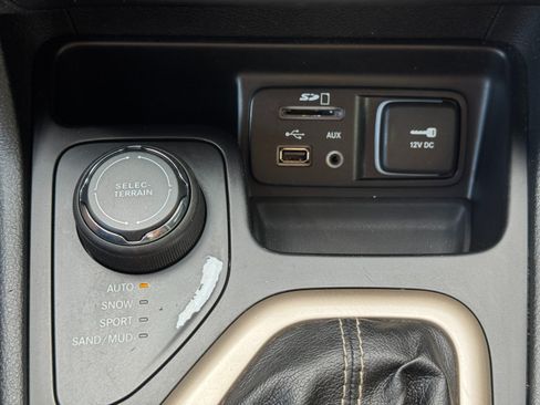 Used 2016 Jeep Cherokee Latitude w/ Cold Weather Group AWD/4WD image 31
