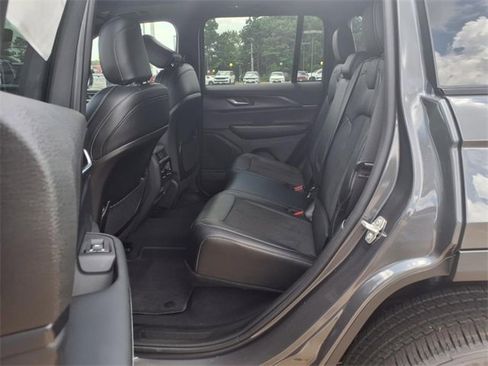 New 2025 Jeep Grand Cherokee Altitude image 16