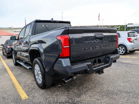 Used 2025 Toyota Tacoma SR5 AWD/4WD image 10
