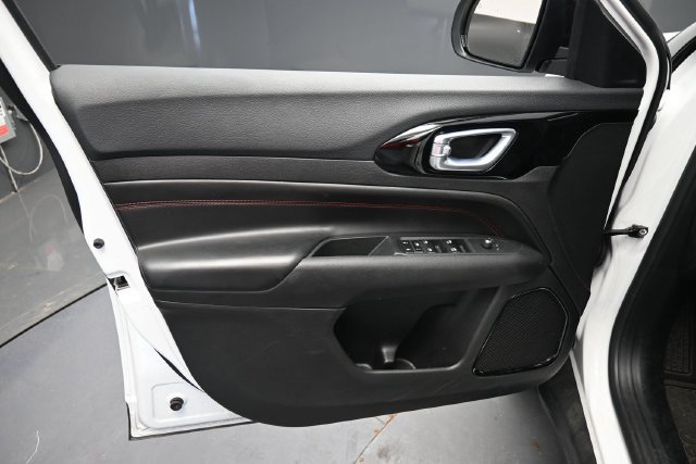 Used 2025 Jeep Compass Trailhawk AWD/4WD image 14