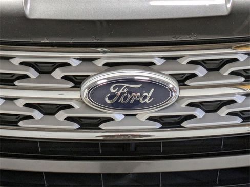 Used 2018 Ford Explorer XLT image 9