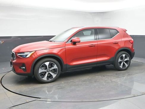 Used 2023 Volvo XC40 B4 Plus w/ Driver Assist Package image 4