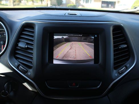 Used 2020 Jeep Cherokee Latitude FWD image 24