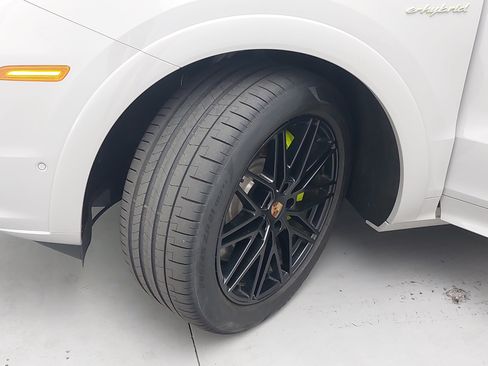 Certified 2025 Porsche Cayenne E-Hybrid AWD/4WD image 35