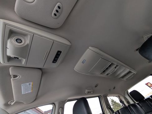 Used 2016 Chrysler Town & Country Touring w/ Driver Convenience Group image 35