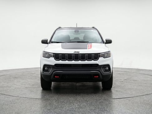Used 2025 Jeep Compass Trailhawk AWD/4WD image 2