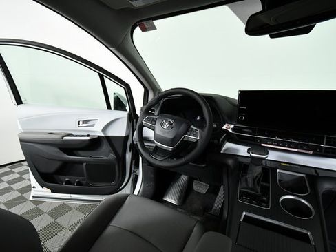 New 2026 Toyota Sienna XLE image 19