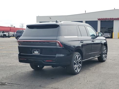 New 2026 Lincoln Navigator Reserve image 4