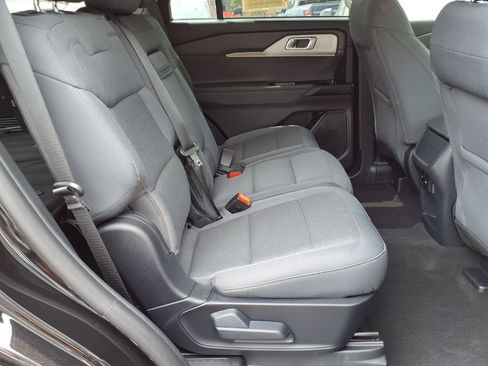 Used 2025 Ford Explorer Active AWD/4WD image 12