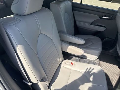 Used 2023 Toyota Highlander XLE FWD image 23