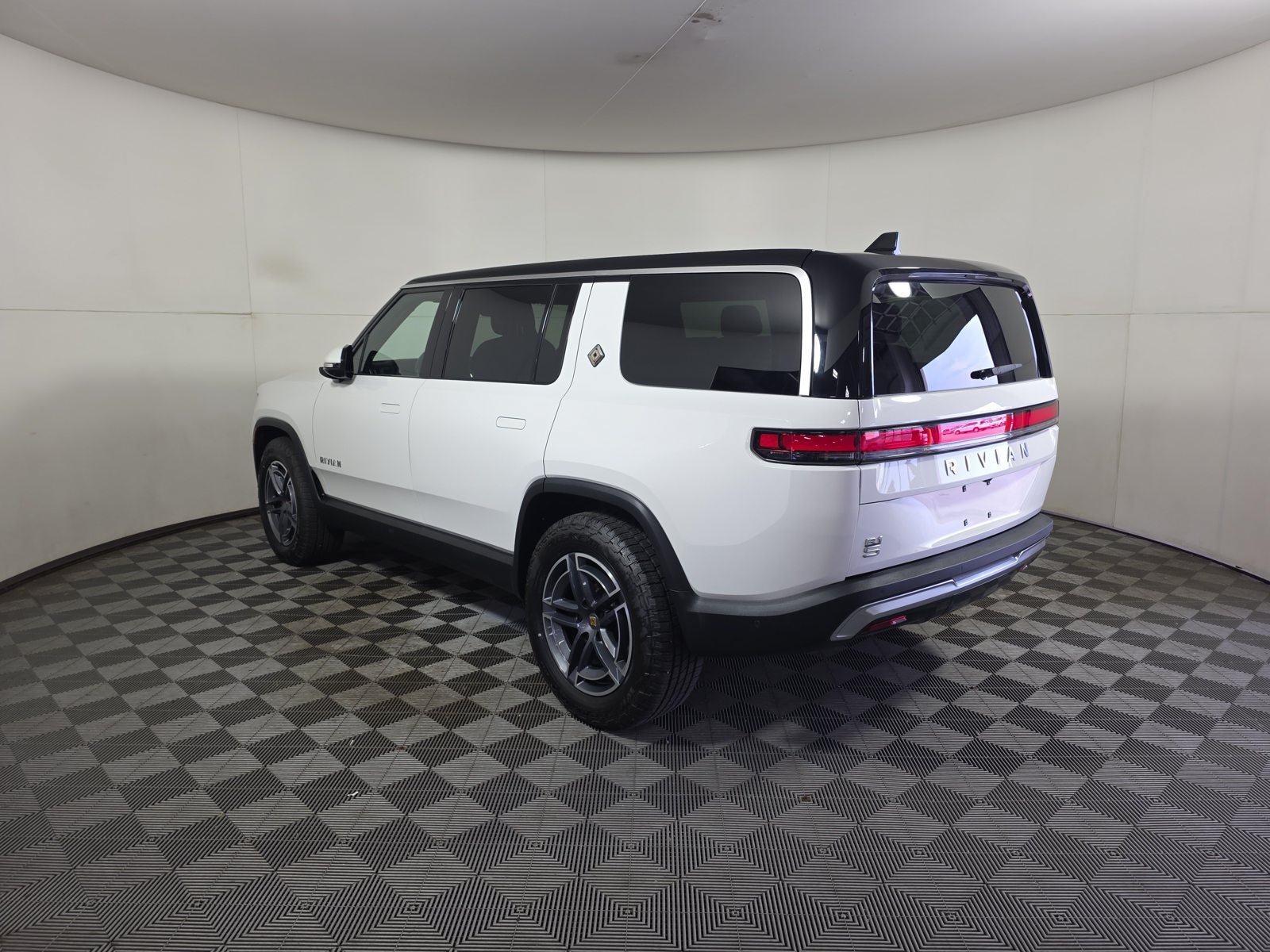 Used 2025 Rivian R1S Adventure Dual AWD/4WD image 3