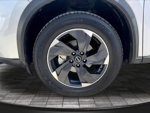 Used 2024 Nissan Rogue SV w/ SV Premium Package FWD image 35