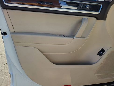 Used 2016 Volkswagen Touareg Sport image 13