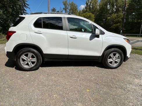 Used 2022 Chevrolet Trax LT w/ LT Convenience Package image 8