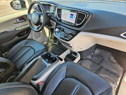 Used 2024 Chrysler Pacifica Touring-L FWD image 27