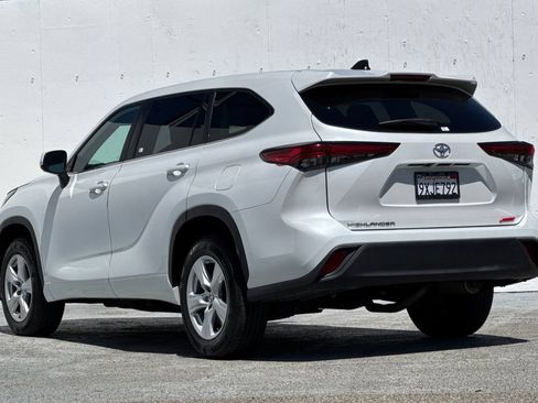Used 2023 Toyota Highlander L FWD image 5