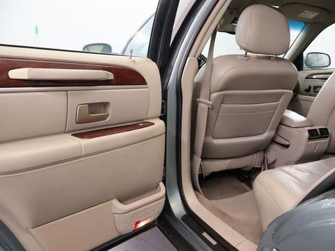 Used 2005 Lincoln Town Car Signature image 22