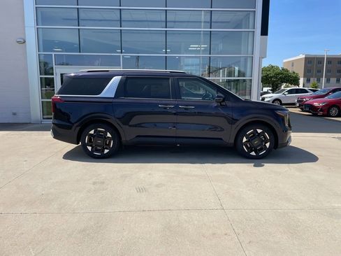 New 2026 Kia Carnival EX FWD image 4