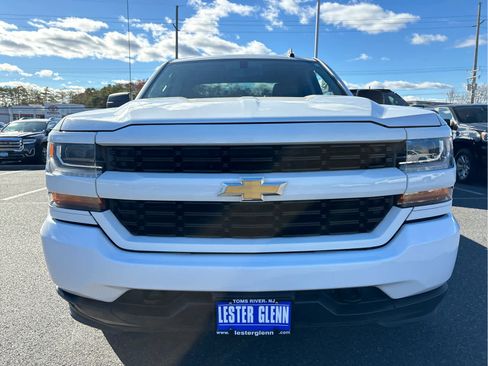 Used 2018 Chevrolet Silverado 1500 Custom w/ Custom Value Package image 4