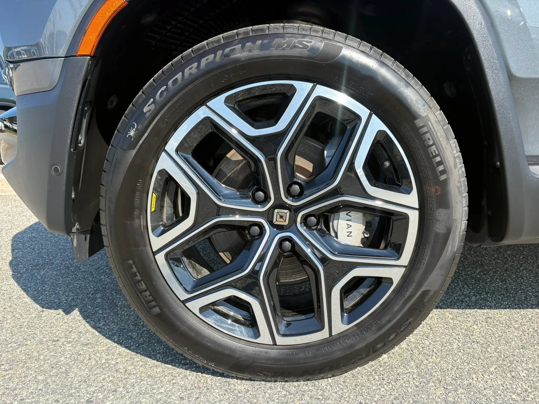 Used 2025 Rivian R1S Adventure Dual AWD/4WD image 28