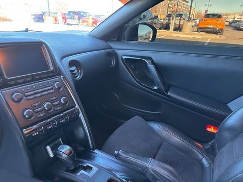 Used 2015 Nissan GT-R Premium image 17