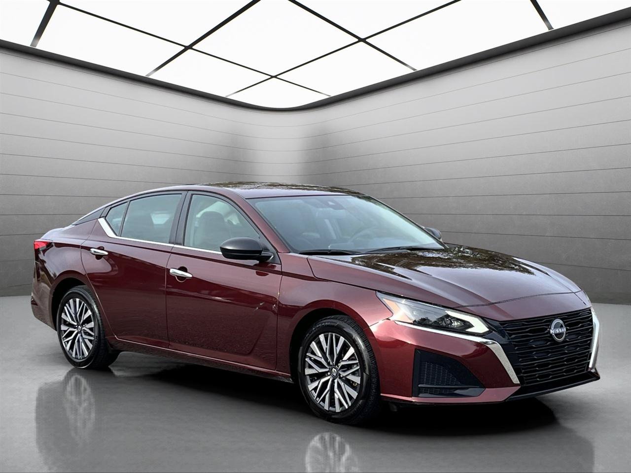 Used 2025 Nissan Altima 2.5 SV FWD image 3