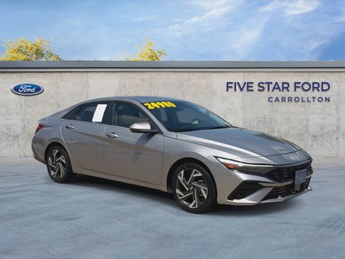 Used 2025 Hyundai Elantra Limited FWD image 2