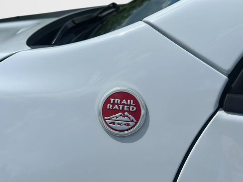 Used 2022 Jeep Cherokee Trailhawk AWD/4WD image 10