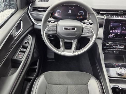 Used 2025 Jeep Grand Cherokee Altitude image 5