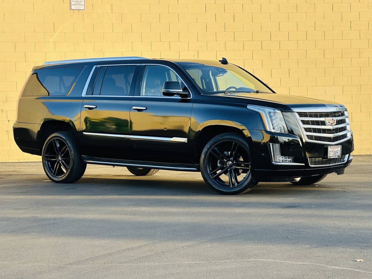 Used 2017 Cadillac Escalade ESV Luxury RWD image 2