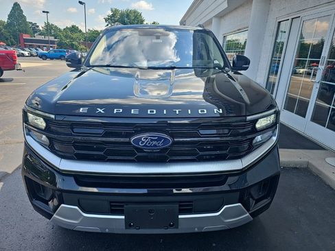 Used 2025 Ford Expedition Platinum w/ Driver's Package AWD/4WD image 3